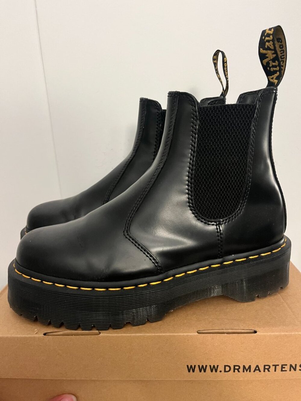 Dr.Martens 2976 Polished Smooth Black Chelsea Boots Womens Size 9, Mens Size 8